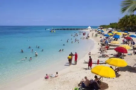 Hospitalityexpert Cosy 3 Bedroom Villa & Cottage, Pool, Beach Access, Sleeps 16 Бухта Монтего Ямайка