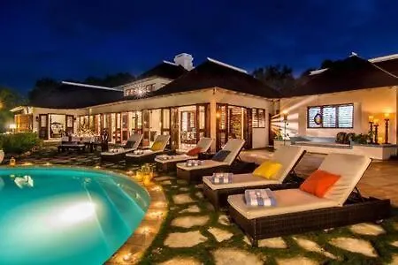 Hospitalityexpert Cosy 3 Bedroom Villa & Cottage, Pool, Beach Access, Sleeps 16 Бухта Монтего