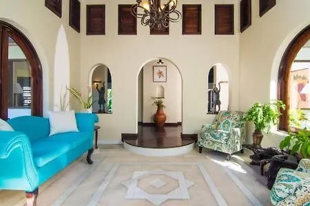 Hospitalityexpert Cosy 3 Bedroom Villa & Cottage, Pool, Beach Access, Sleeps 16 Бухта Монтего