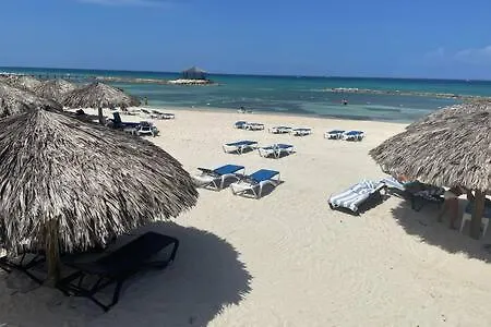 Hospitalityexpert Cosy 3 Bedroom Villa & Cottage, Pool, Beach Access, Sleeps 16 Montego Bay