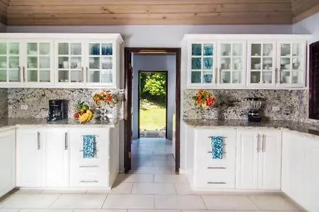 Hospitalityexpert Cosy 3 Bedroom Villa & Cottage, Pool, Beach Access, Sleeps 16 Montego Bay